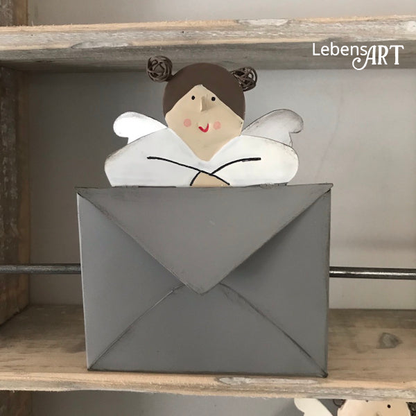 Engel mit Briefumschlag dunkel-grau in Shabby-Optik