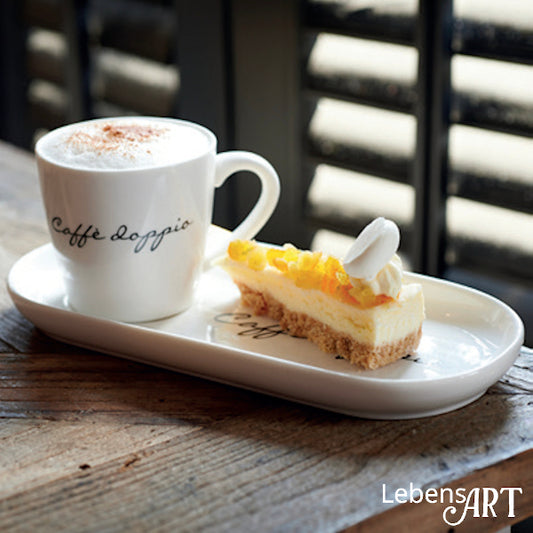 Kaffee-Tasse aus Porzellan mit Tablett