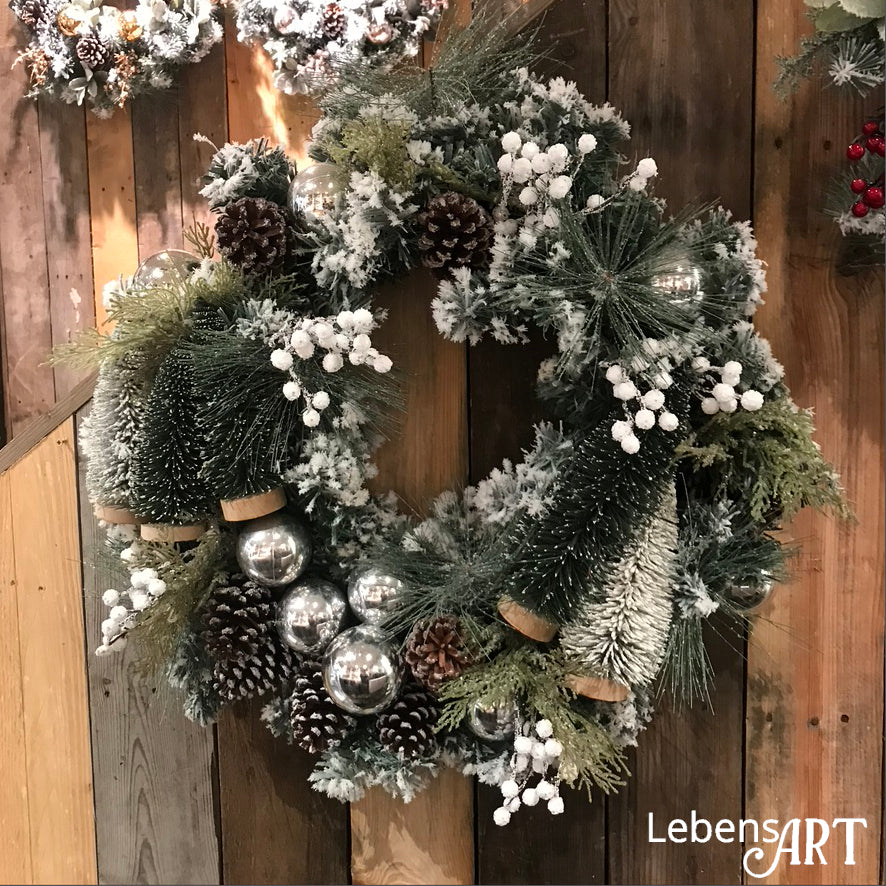 Weihnachts-Kranz - aus Kunststoff-Ästen - geweißt - Grün/Weiß/Silber -D.50 cm außen - komplett