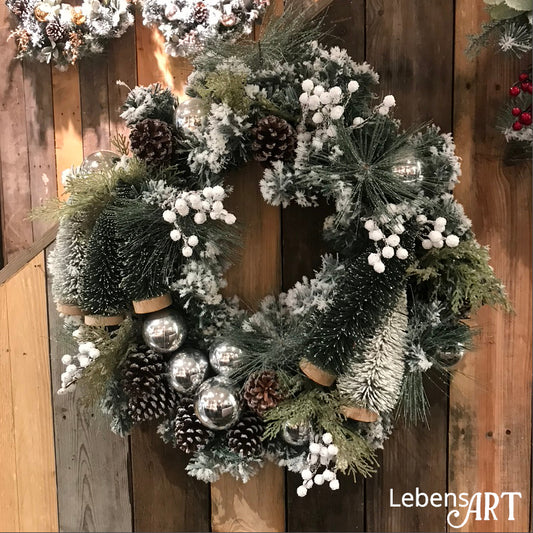 Weihnachts-Kranz - aus Kunststoff-Ästen - geweißt - Grün/Weiß/Silber -D.50 cm außen - komplett