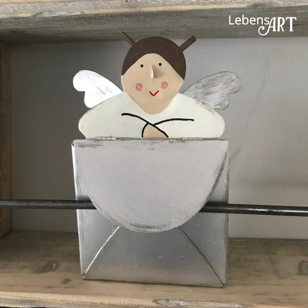Engel mit Briefumschlag silber in Shabby-Optik