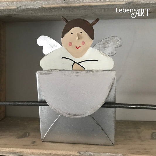 Engel mit Briefumschlag silber in Shabby-Optik