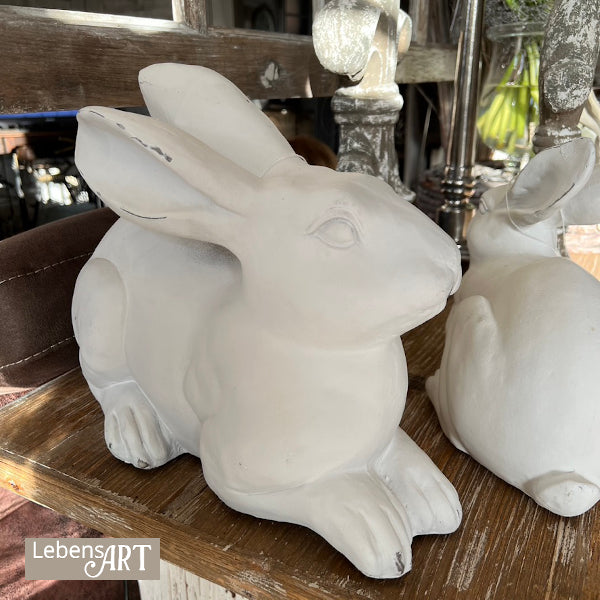 Hase hockend weiss gewischt majestätisch "L"