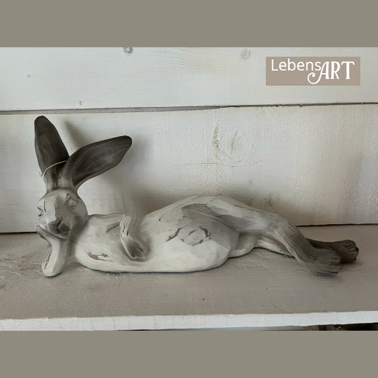 Hase liegend grauweiss gewischt